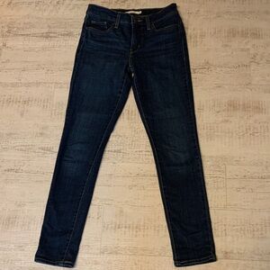 Levi’s size 26 311 Shaping skinny jeans EUC
NO FLAWS!